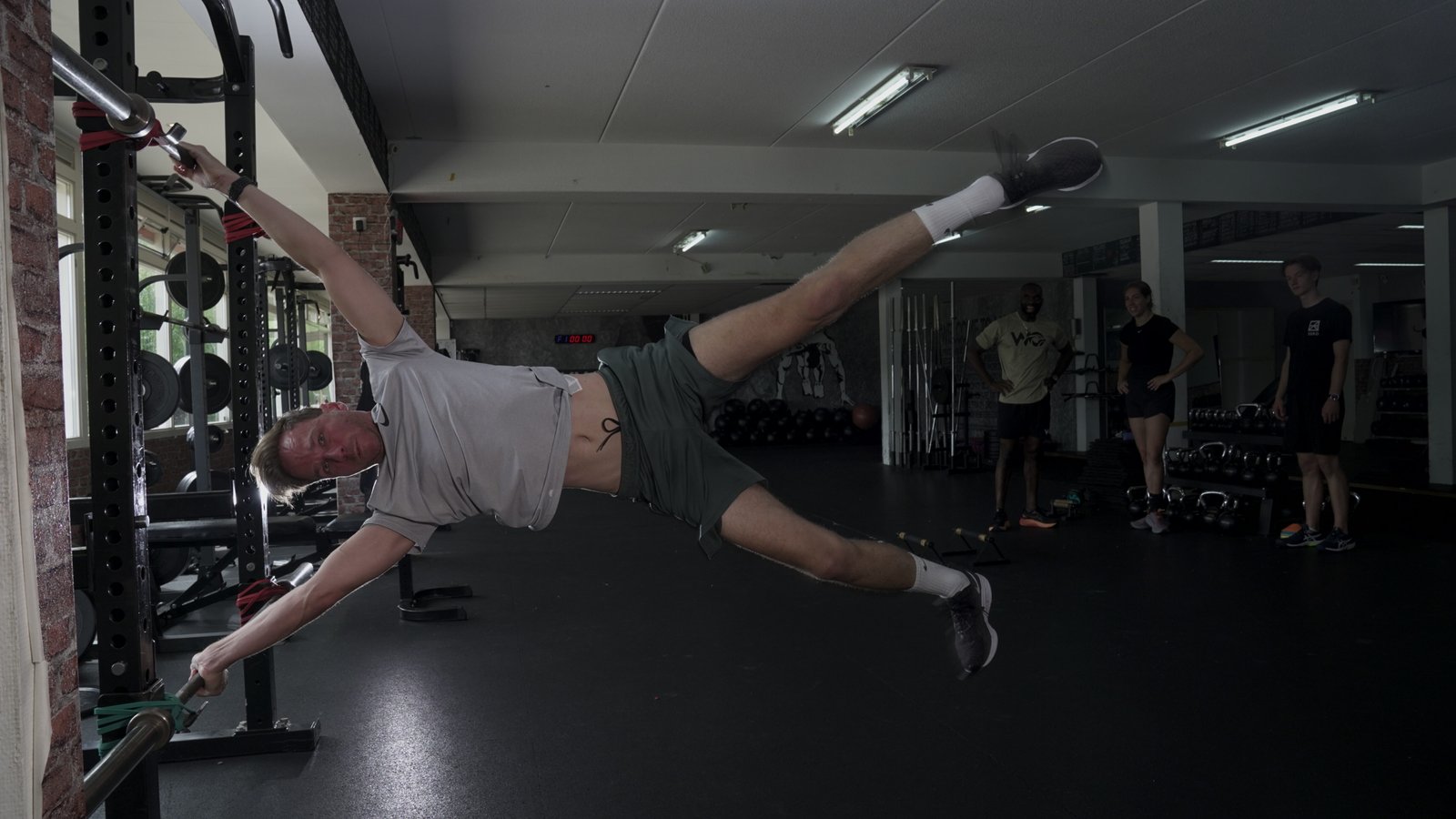 Calisthenics is een trainingsvorm waarbij je traint met je eigen lichaamsgewicht, zonder machines of zware gewichten. Denk aan oefeningen als push-ups, pull-ups, dips en squats. Deze functionele manier van trainen verbetert je kracht, coördinatie, mobiliteit, uithoudingsvermogen en lichaamshouding.